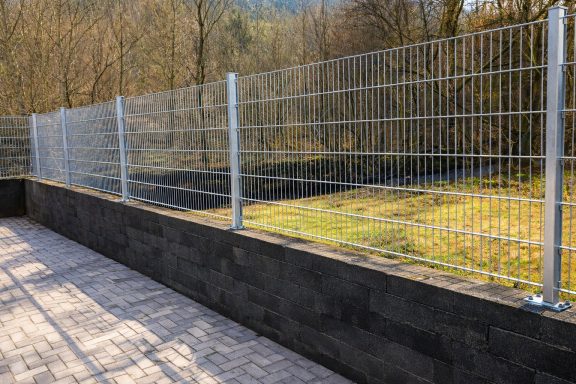 Metallzaun für Privatgrundstück – Zaunbau vom Fachbetrieb in Siegen