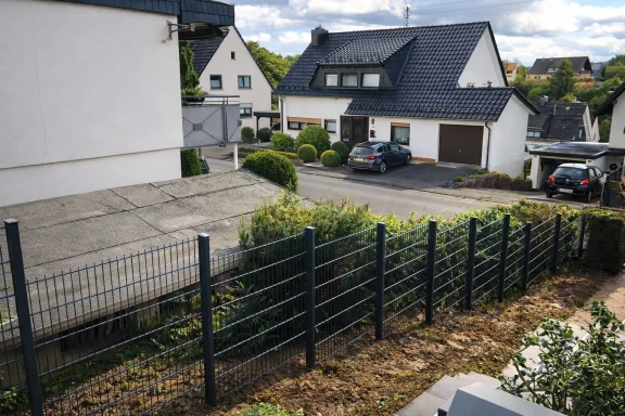 Doppelstabmattenzaun in Anthrazit mit gepflegtem Garten in Siegen montiert